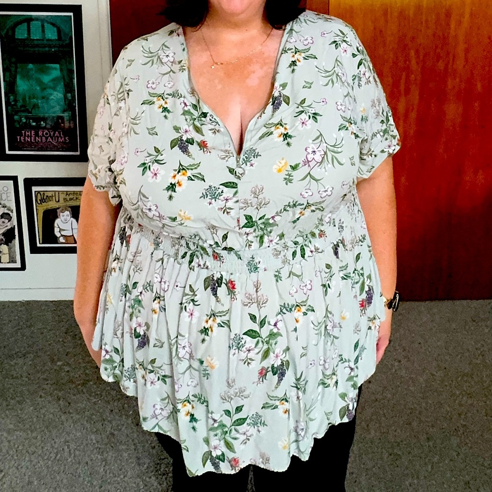 Bloomchic 28X, 5X, 5 green floral zip neck peplum top.
